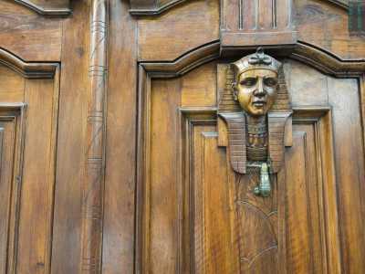 Sul suo portone in legno infatti sono presenti due sculture raffiguranti le sfingi, importante simbolo massonico emblema del �corpo del mondo�